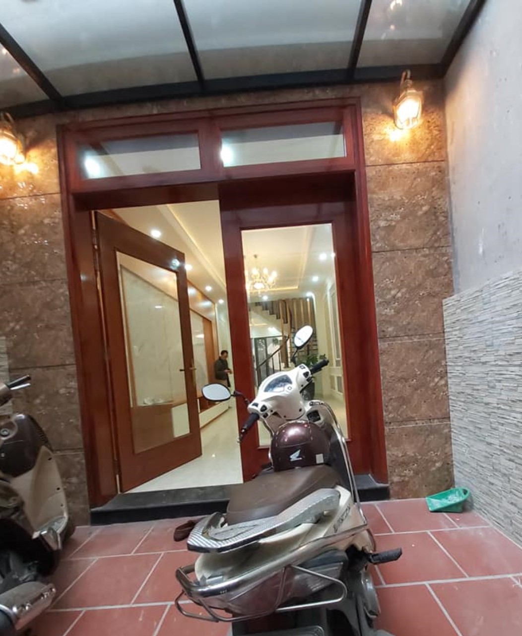 OTO ĐỖ - 3 BƯỚC CHÂN RA PHỐ - NHÀ 5 TẦNG KHUNG CỘT Ở LUÔN